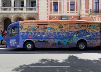Patrocinado pela Copasa, projeto transforma ônibus em galerias itinerantes