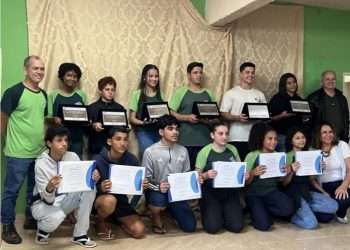 Estudantes de Mutum que participaram de concurso de desenhos, frases e redação são premiados