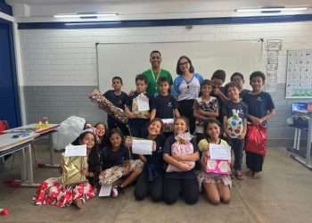 Copasa distribui presentes de Natal para alunos de escola pública em Patos de Minas