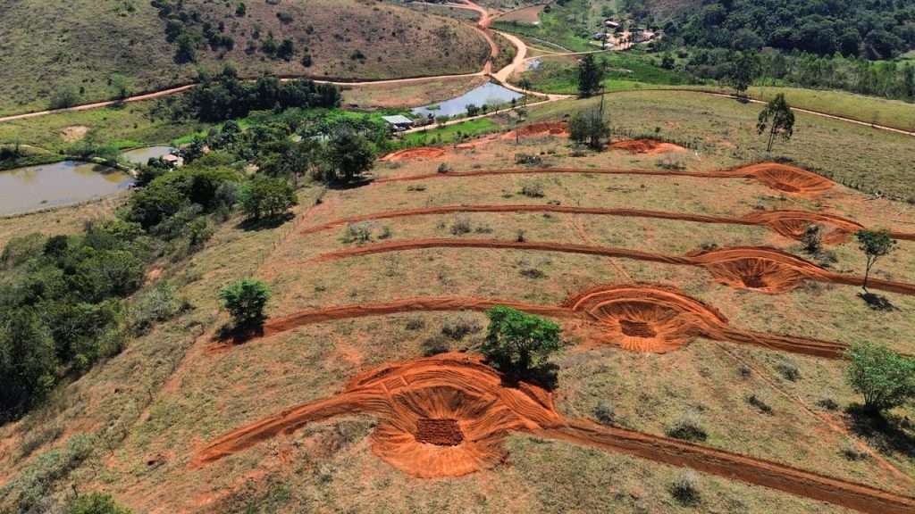 Ações contribuem para manter as estradas rurais em boas condições de circulação, evitar a erosão do solo e favorecer a infiltração da água da chuva, ajudando a preservar o ribeirão das Flores.